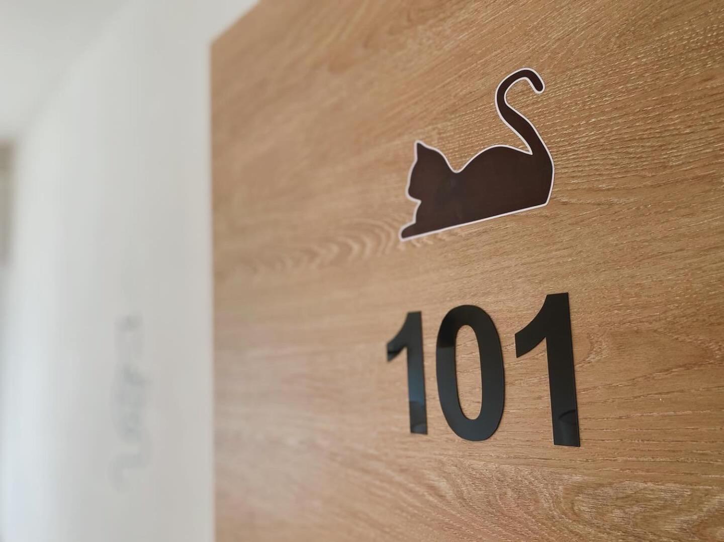 The Luxory Cat Bed & Breakfast Milan